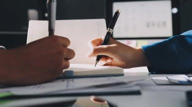 Yakın plan - genç bir adamın deftere yazması..