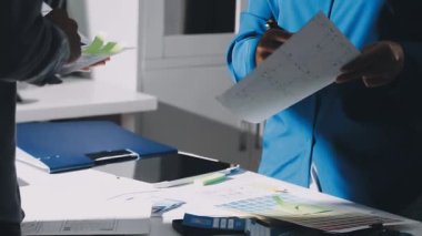 Ofisteki genç iş adamları.