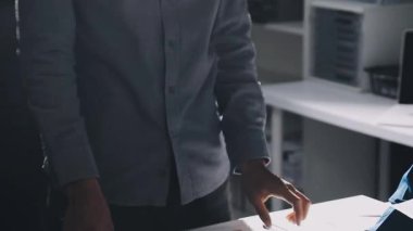 İş adamları ekibi ofiste yeni bir proje üzerinde çalışıyor