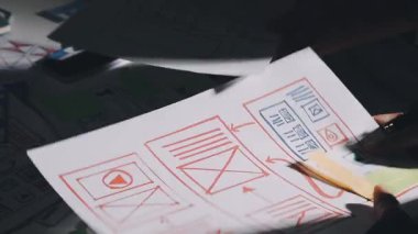 Ofisteki genç adam.