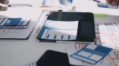 İş adamlarının elinde tablet ve tabloda grafikler var..