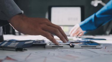 Ofiste çalışan genç adam..