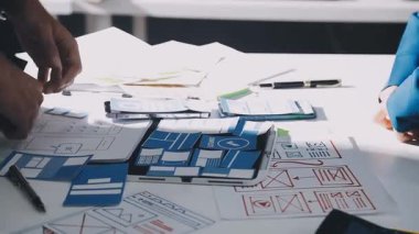 Tasarımcı ofisinde çalışıyor.