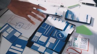 İş adamı iş yerindeki tablette mobil uygulama kullanıyor