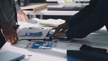 Genç adam dizüstü bilgisayarla çalışıyor.