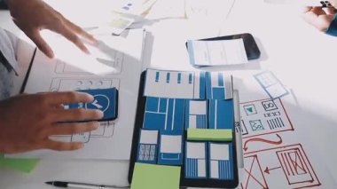 Tablet ile çalışan tasarımcı