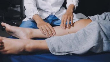 Ayak masajı yapan kadın doktoru kapatın.