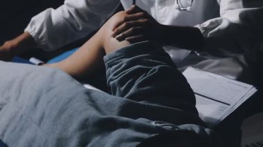 Hastanedeki tabletli genç doktor