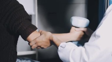 Genç adam iki dişiyle tokalaşıyor.