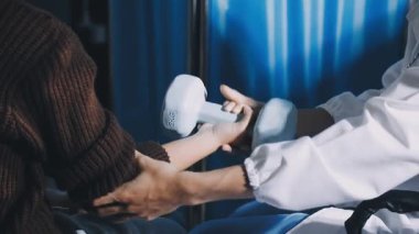 dövmeli genç kadın