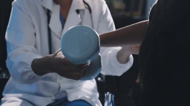 Doktor steteskopla hastayı kontrol ediyor.