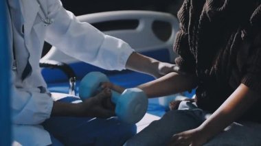 Afro-Amerikan doktor hastanedeki hastasını....