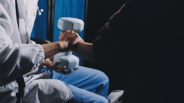 Doktor koğuştaki hastayı muayene ediyor..