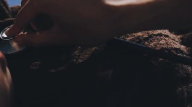 Adamın eli bir bardak kahve tutuyor.