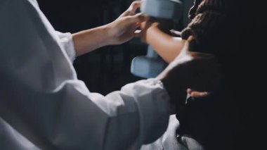 Bir kadının kuaförde yakın çekimi.