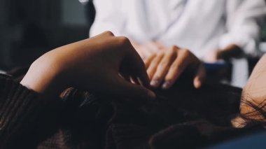 Genç bir kadın spa salonunda masaj yaptırıyor.