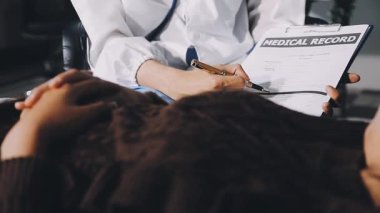 Doktor hastayı hastanede muayene ediyor.