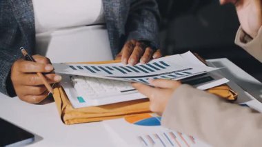 Ofiste çalışan genç bir kadın..