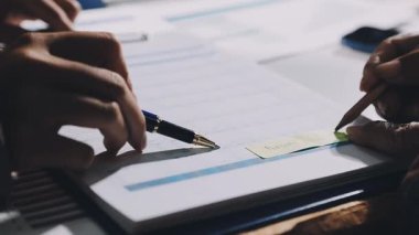 İş ekibi ofisinde toplanıyor.