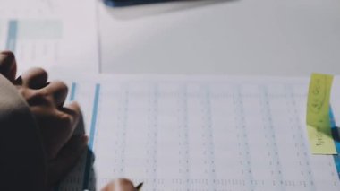 İş kadını ofiste verileri analiz ediyor.