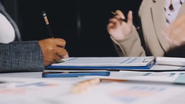 Ofiste çalışan bir iş ekibi toplantısı.