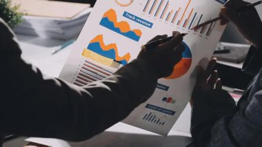 İşadamları grafiği analiz ediyor ve iş yerinde tablet kullanıyorlar. iş ve teknoloji kavramı