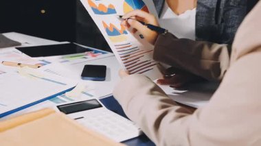 İş kadını ofiste çizelgeleri analiz ediyor.