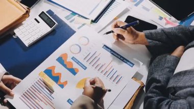 İş ekibi mali istatistikleri tartışıyor