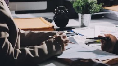 Genç işadamı dizüstü bilgisayarla çalışıyor.