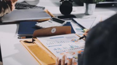 Ofisteki bilgisayardaki grafiği analiz eden iş adamı.