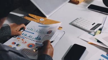 Modern ofiste çalışan iş adamlarını kapatın.