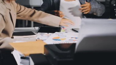 İş ekibi ofiste çalışıyor.