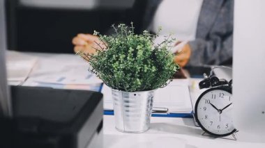 Saksıdaki çiçekleri kapat.