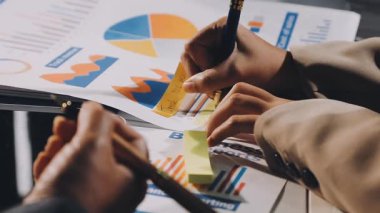 Finansal istatistiklerle çalışan iş adamlarının kapatılması