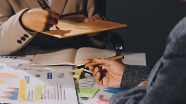 Ofiste dizüstü bilgisayarda çalışan takım elbiseli genç işadamı, yakın plan.