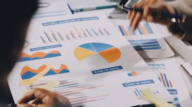 İş adamı hesap makinesinde yazıyor