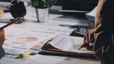 İşadamı ofiste deftere yazı yazıyor.