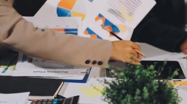 İş adamı ofis masasında dizüstü bilgisayarla çalışıyor.