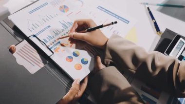 iş adamları iş planı ofiste tartışıyor.