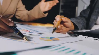 Kapat. Ofiste çalışan işadamları