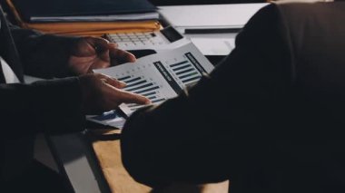 İş adamları toplantıda mali verileri tartışıyor ve analiz ediyorlar