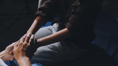 El ele tutuşan genç bir kadının elleri