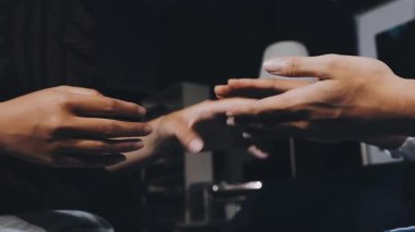 Mutfakta el ele tutuşan çift, orijinal fotoset.