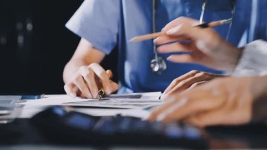 ofiste çalışan doktor