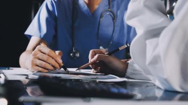 Genç doktor ofisteki panoya yazı yazıyor.