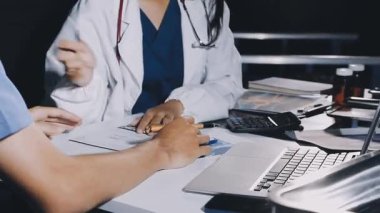 Tıp bürosundaki genç bayan doktor