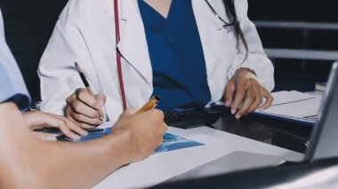 Doktor hastayla birlikte panoya yazı yazıyor. Sağlık, tıbbi konsept