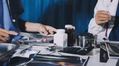 Profesyonel tıp çalışanı ellerine tıbbi enjeksiyon yapıyor.