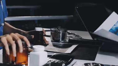 Erkek eller video araması için dizüstü bilgisayar kullanıyor..