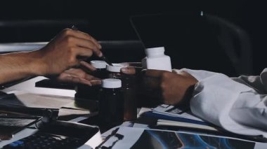 Elinde kalem olan ve hastaya reçete yazan bir erkek doktorun fotoğrafını çek..